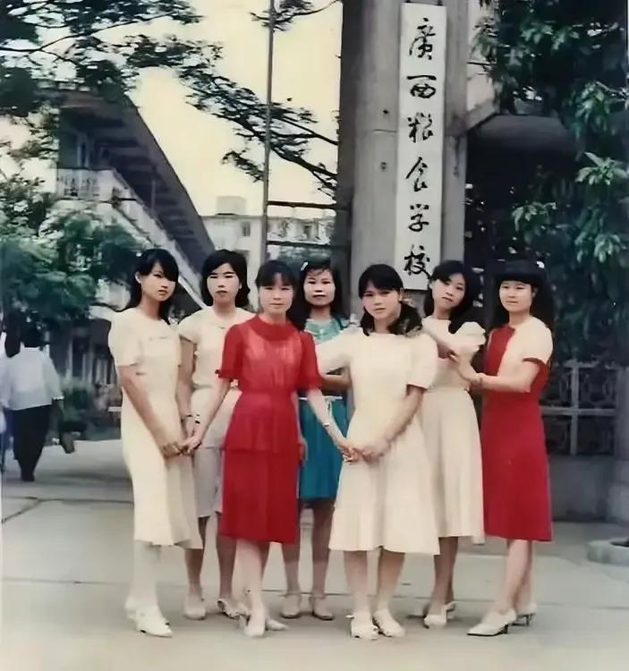 80年代，广西粮食学校门口，几名即将毕业的学生，留下了这一张合影，他们毕业后即将