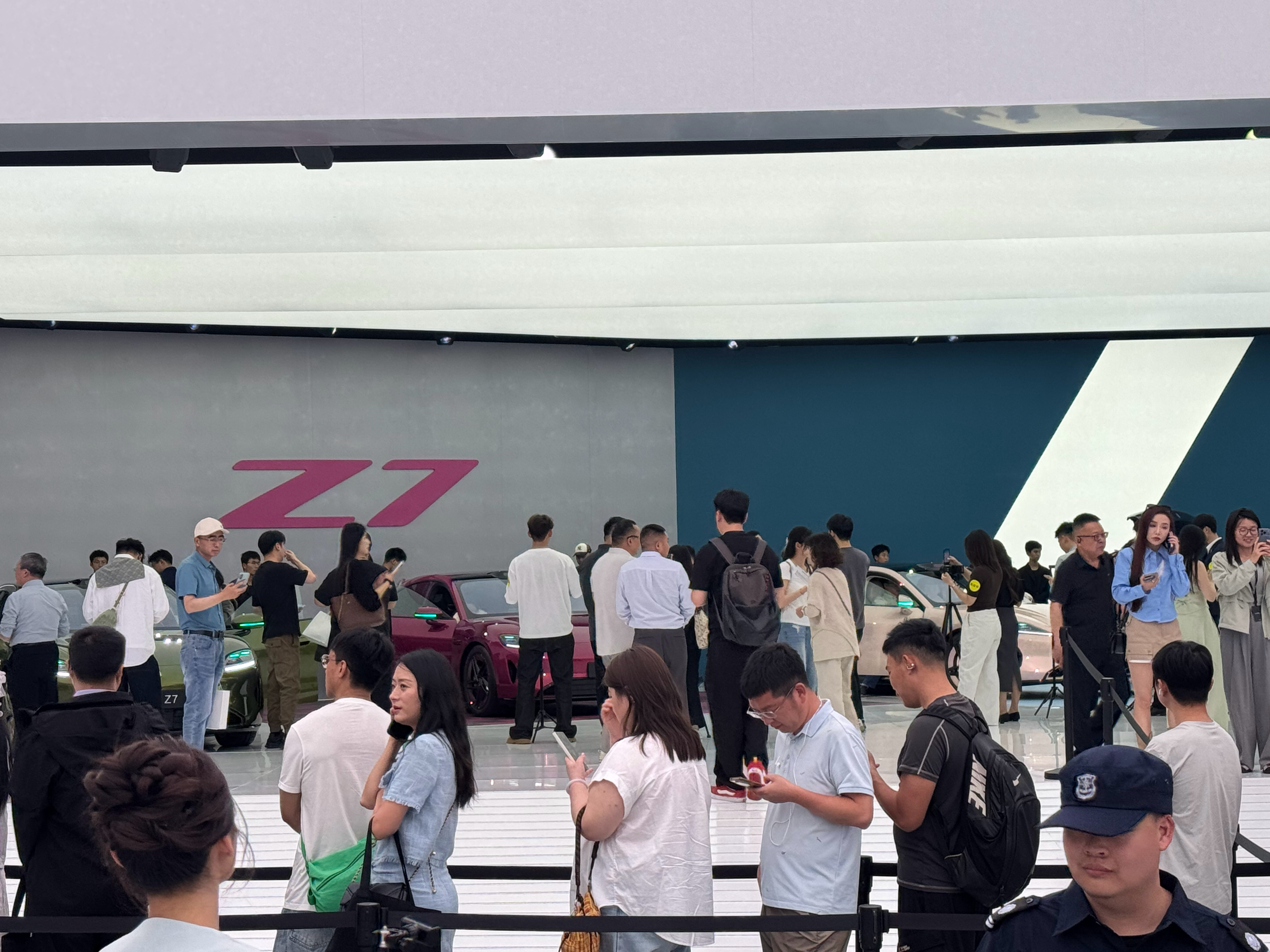 Z7系列的多车色实车亮相了 但发布会要开始了 不让进去看了… 
