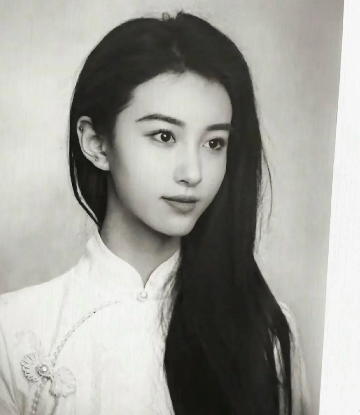 这比很多女明星都漂亮啊，
但第一眼被吸引并不是她的脸，
肩颈线条纤细又不柔弱，