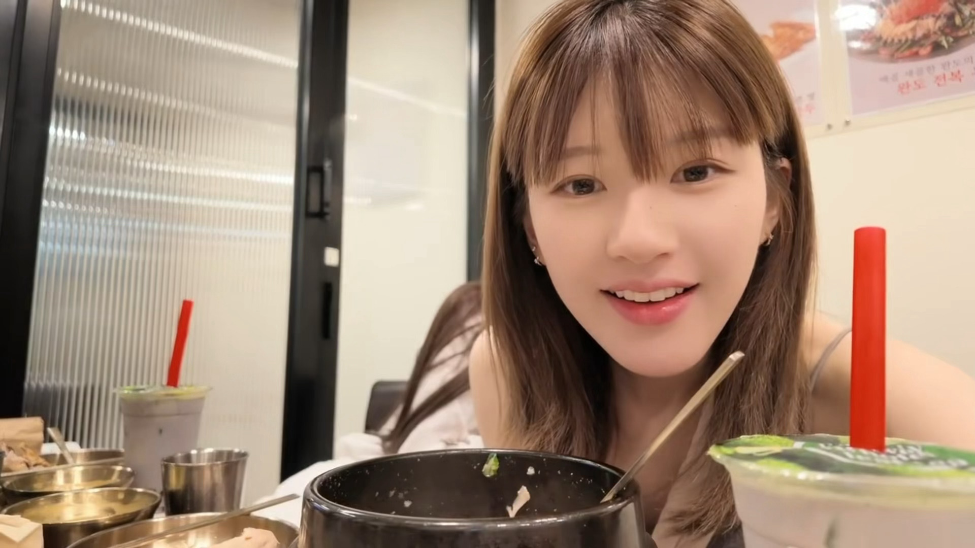 吃午饭的时候看着这位吃播的视频会觉得饭更香，毕竟我们露儿饭张力满满