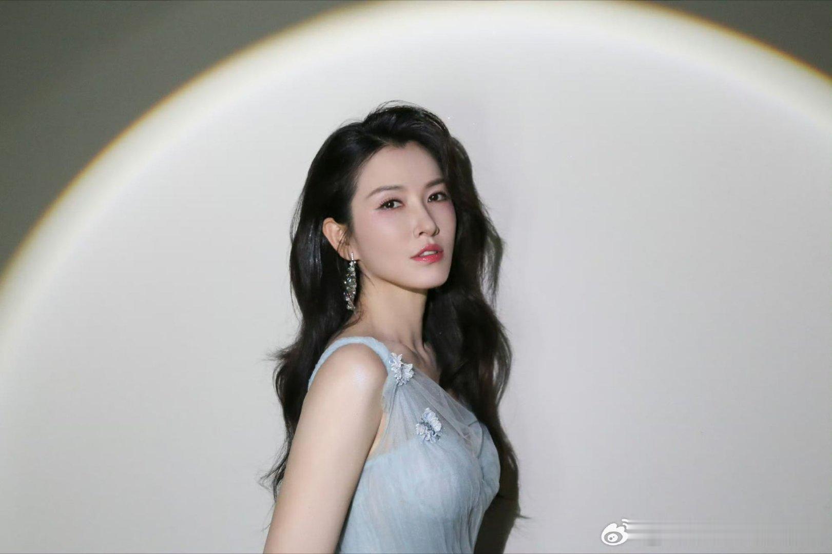 徐洁儿开口定调雨爱太好听了徐洁儿凭稳定开唱气场拿捏全场，细腻演绎赋予歌曲新魅力，