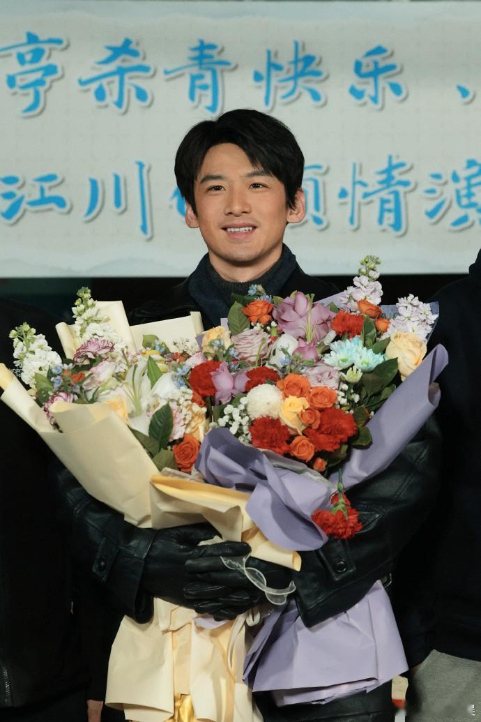 白敬亭任江川杀青捧花照  、白敬亭任江川杀青vlog 杀青快乐！白敬亭捧花定格任