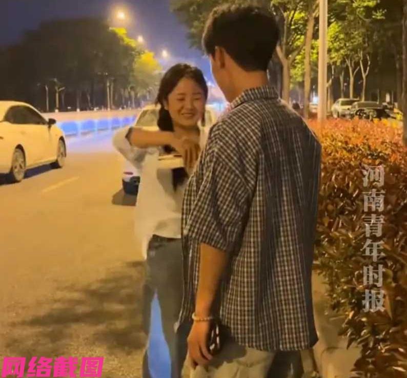河南有女生要表白自己喜欢的男生，可是女生当拿出自己准备已久的告白卷轴后，眼前的男