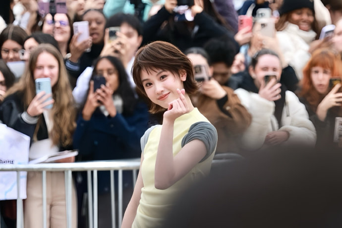 短发的陈都灵 她的短发是那种“不用刻意凹造型，本人就是造型”的级别。随便一个侧视