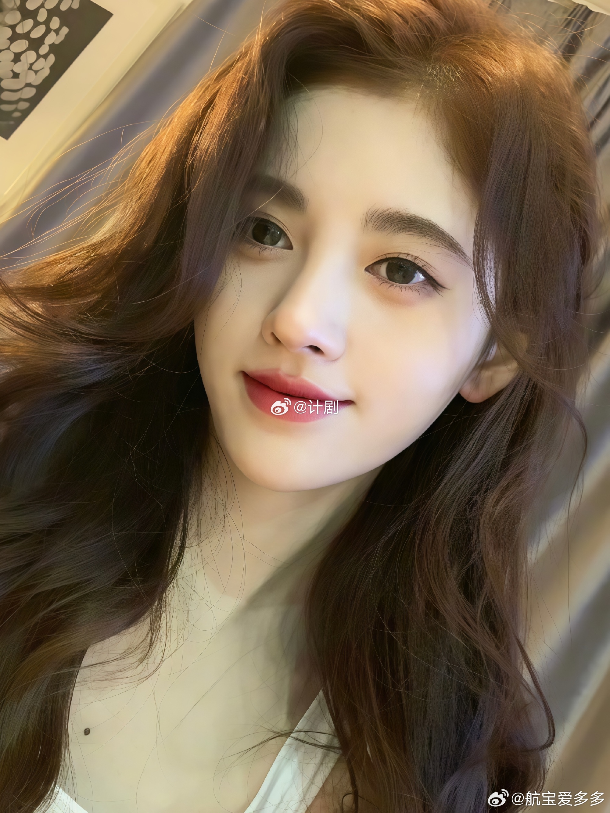 前方大批鞠婧祎向你走来 前方大批鞠婧祎向你走来，舞台上的她闪闪发光，角色里的她千