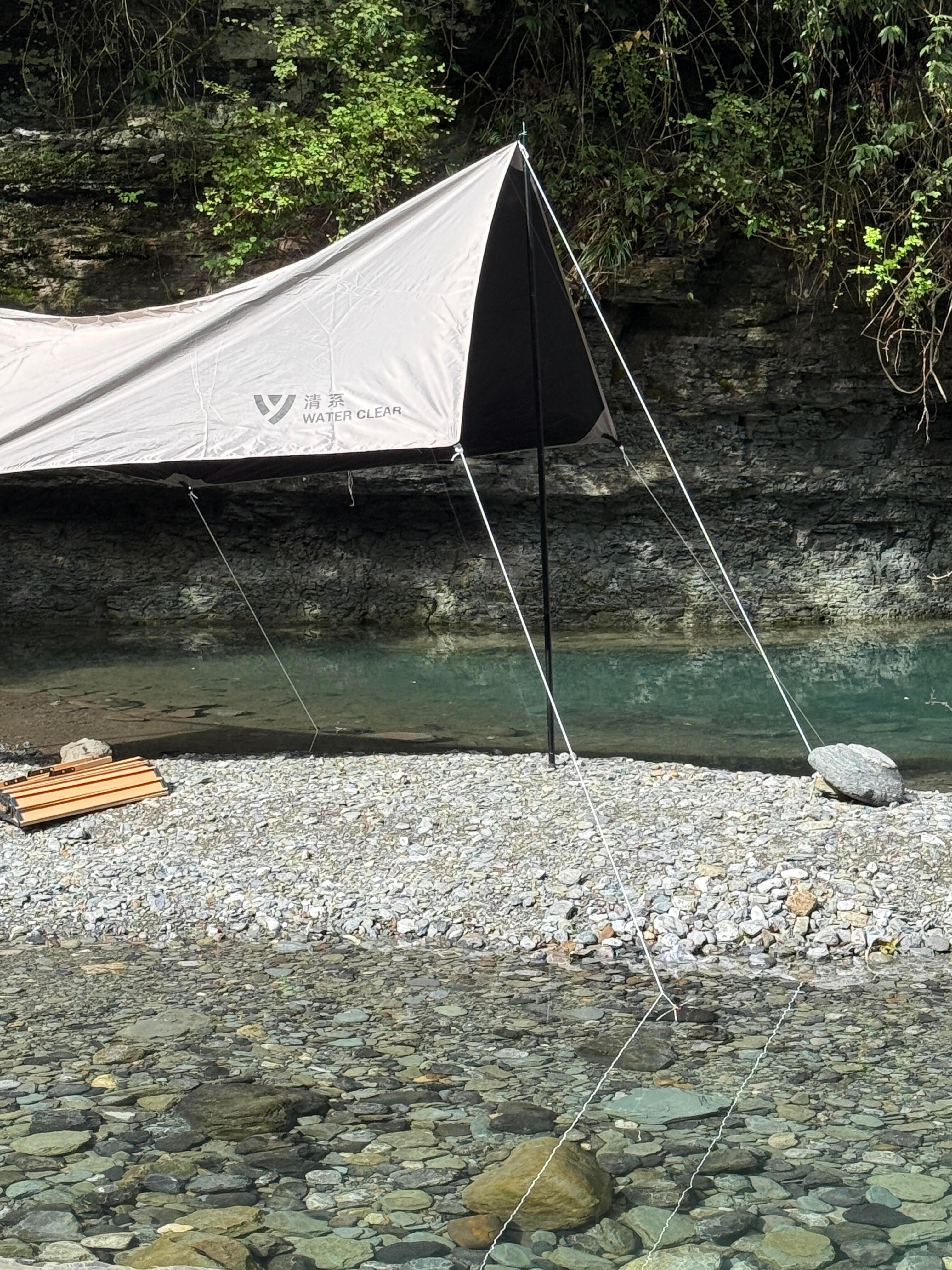 西瓜味的夏风正在派送～这个夏天,当然要和好朋友一起去溪边露营。 