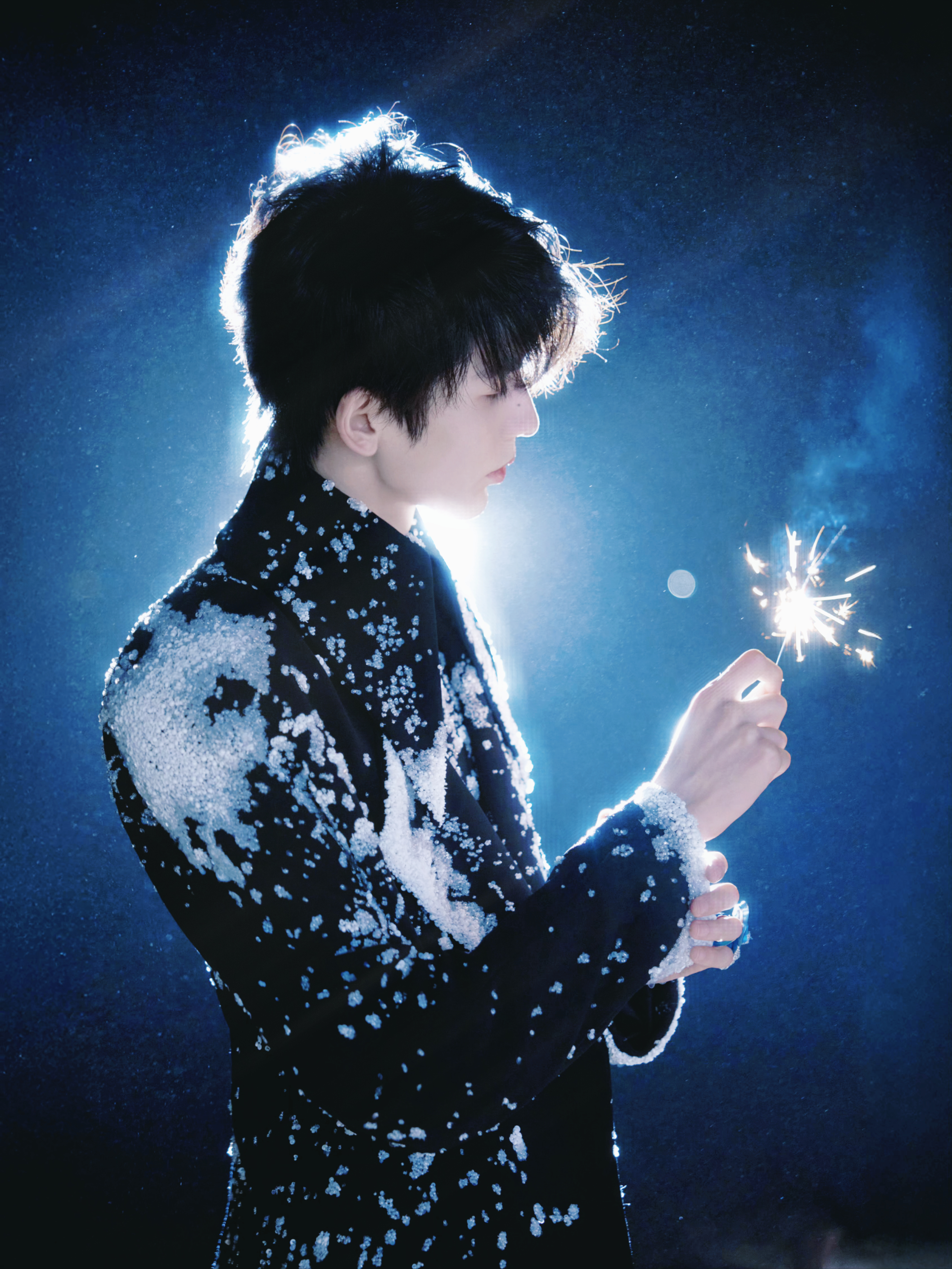 张凌赫ELLE海边造型出图[拜托] 纯纯硬帅！ ​​​