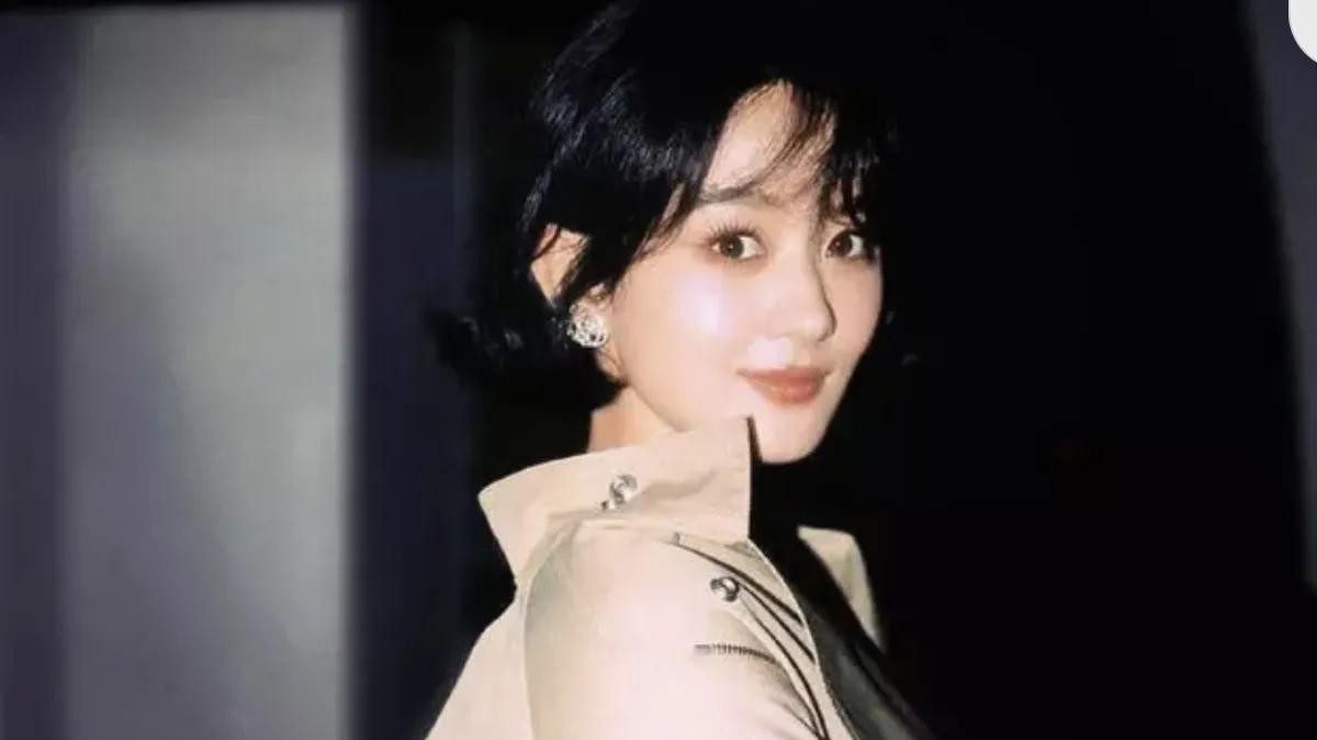 赵丽颖，光影中的时尚女神，每一步都散发着迷人的风姿。她的美丽，如同闪耀的星光，无