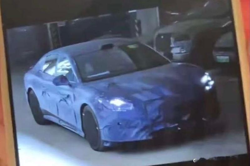 方程豹可能叫镁7之类的轿车谍照，能看出一些车灯的轮廓方程豹汽车资讯新能源汽车