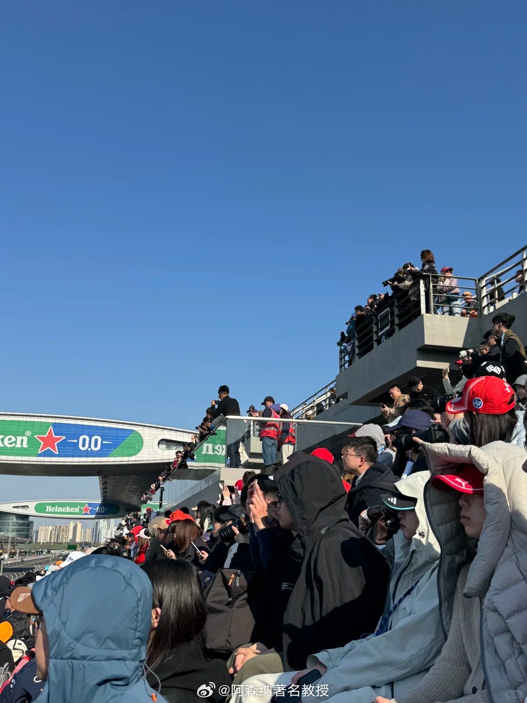 F1排位赛 F1上海站B区下排秩序很好，冲刺赛排位赛都没有站着的 