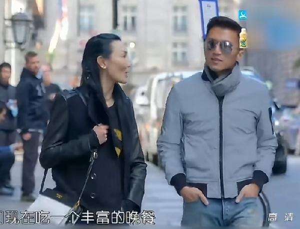 主持人问张曼玉:“你已经12年没有上过节目了，为什么会答应谢霆锋来他的节目？”张