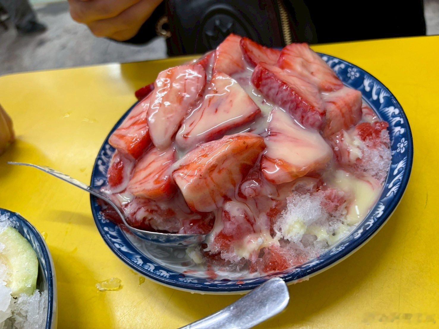 【台湾的草莓炼乳刨冰 】满满的新鲜草莓铺满刨冰，淋上香甜炼乳🍓大块果肉红彤彤，