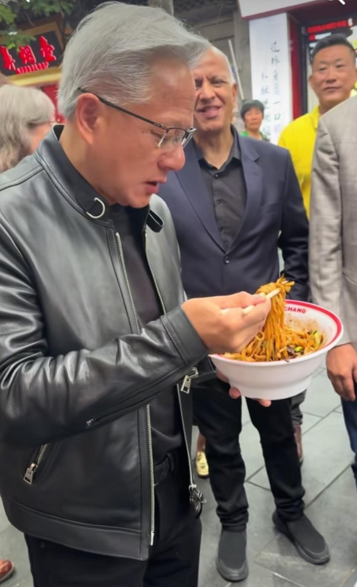 跟千亿身价大佬黄仁勋北京逛吃打卡需要多少钱？
地点：南锣鼓巷 + 什刹海胡同
1