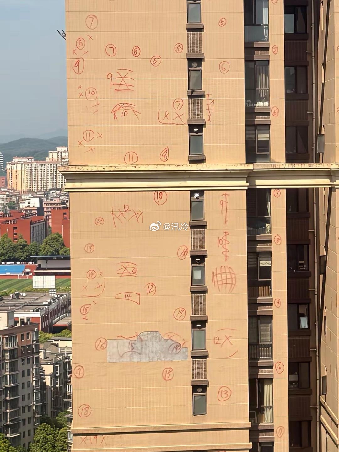 对面的楼墙上画的什么？ 