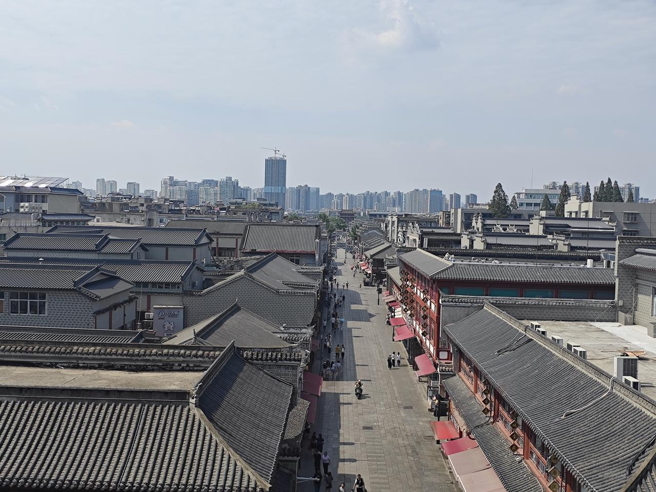很多扎根一线、常年带毕业班、当班主任、满负荷上课的普通老师，课讲得精、学生口碑好
