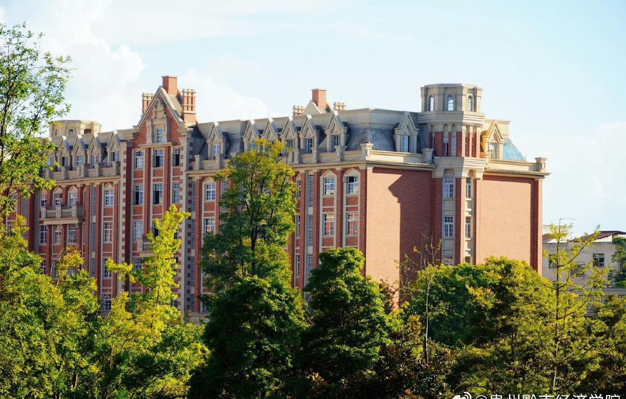 红墙遇上蓝天，是校园写给青春的诗篇。在@贵州黔南经济学院 ，欧式建筑的红墙与尖顶