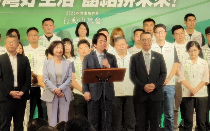 这场互杠最刺眼的，不是语气有多冲，而是民进党当局高层把同一份民调切成不同组别，直