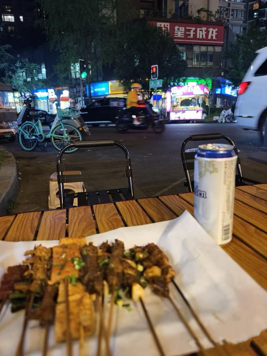 喝酒不需要醉，甚至不需要微醺，选串也没考虑热量、盐分。每周五就是最放松的时刻，属