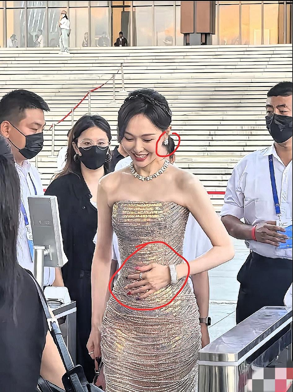 罗晋应该也意识到了，
自己的老婆唐嫣，
41岁还爱“亮晶晶”？
 
金熊猫奖红毯