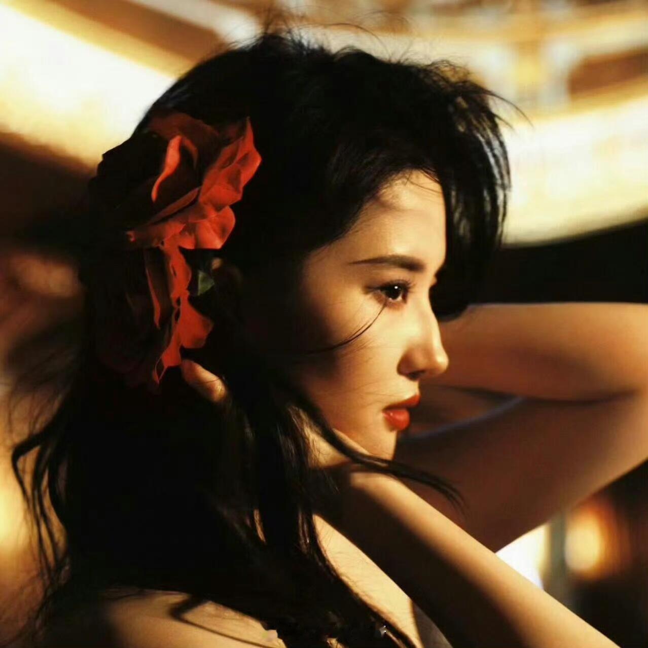 刘亦菲羽毛开叉高定看背影是月宫仙子，看正面是红毯女王。转身那一刻，羽毛流动、开叉