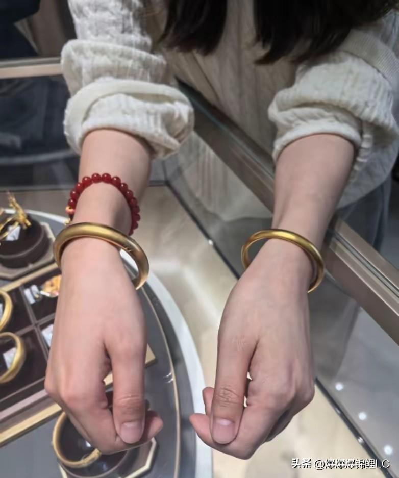 3月28日下午这波实物黄金行情，属实让人有点看不懂了。

金价跌得相当“邪乎”。