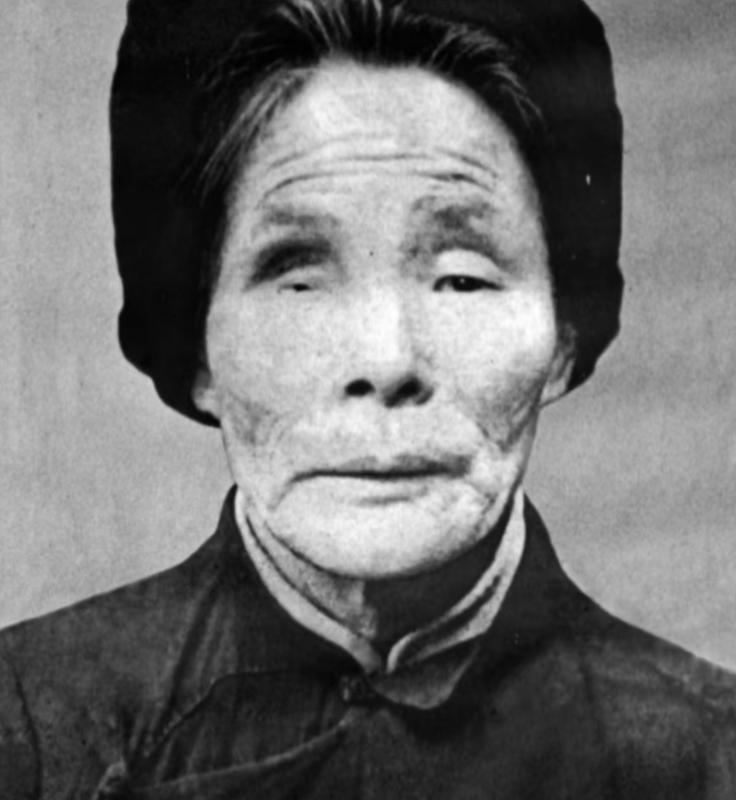 1934 年听见屋外枪响，母亲吴秀真挺身而出认红军儿子，敌人为惩戒她，当场挖掉她