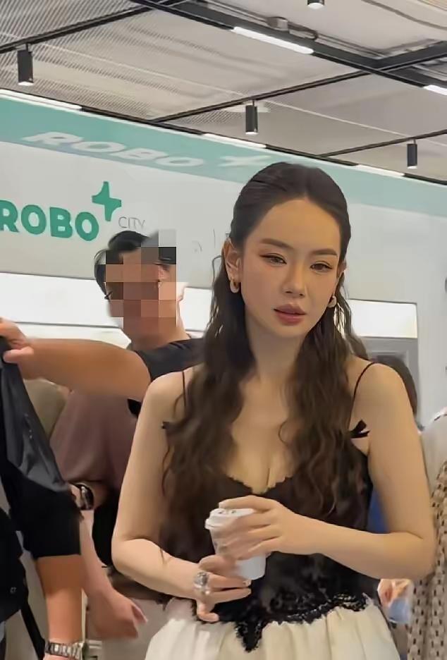 戚薇真是作死，好好的一张脸弄的这么僵。以前的她多灵动啊，跟小猫似的。
