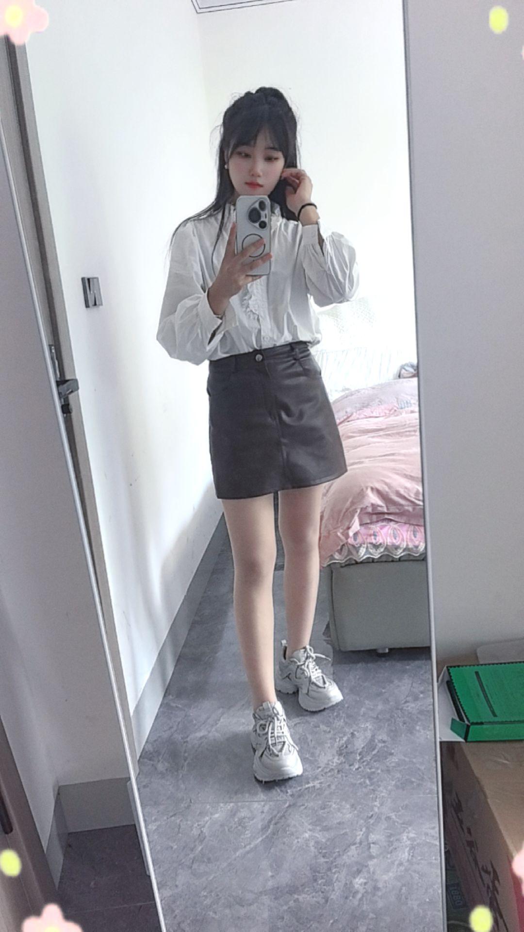 以前总盼着谁能给我撑腰，今天我才懂，伞要自己打，路要自己走，别人屋檐再...