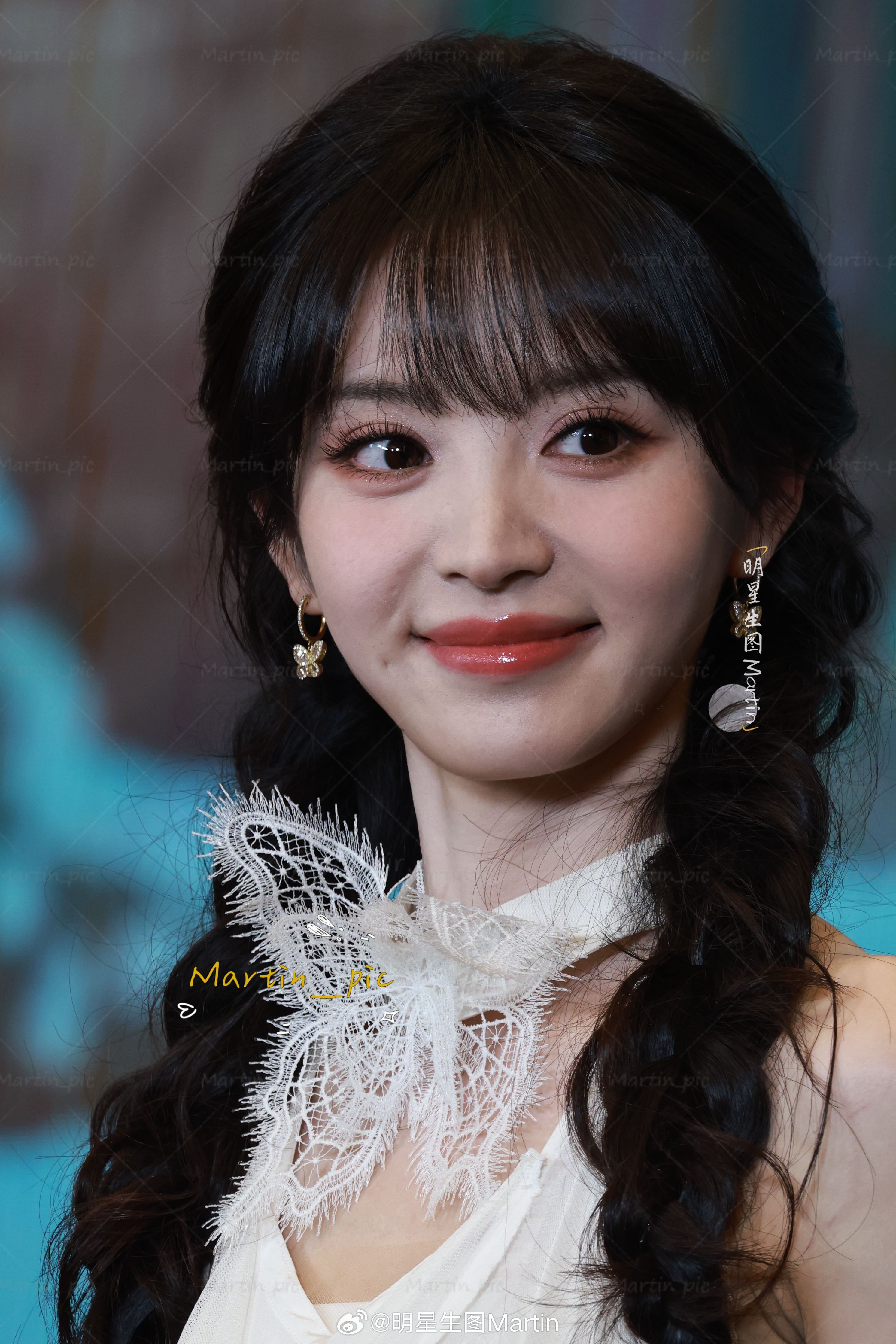 田曦薇 田曦薇逐玉追剧团生图抱走如此美萌的杀猪妹～ 双马尾小田好乖田曦薇背后抱量