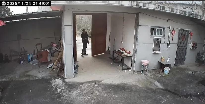 “泪目！”江苏徐州，38岁男子告别无人老家，门锁落满灰尘，照片里，男子轻轻推开吱