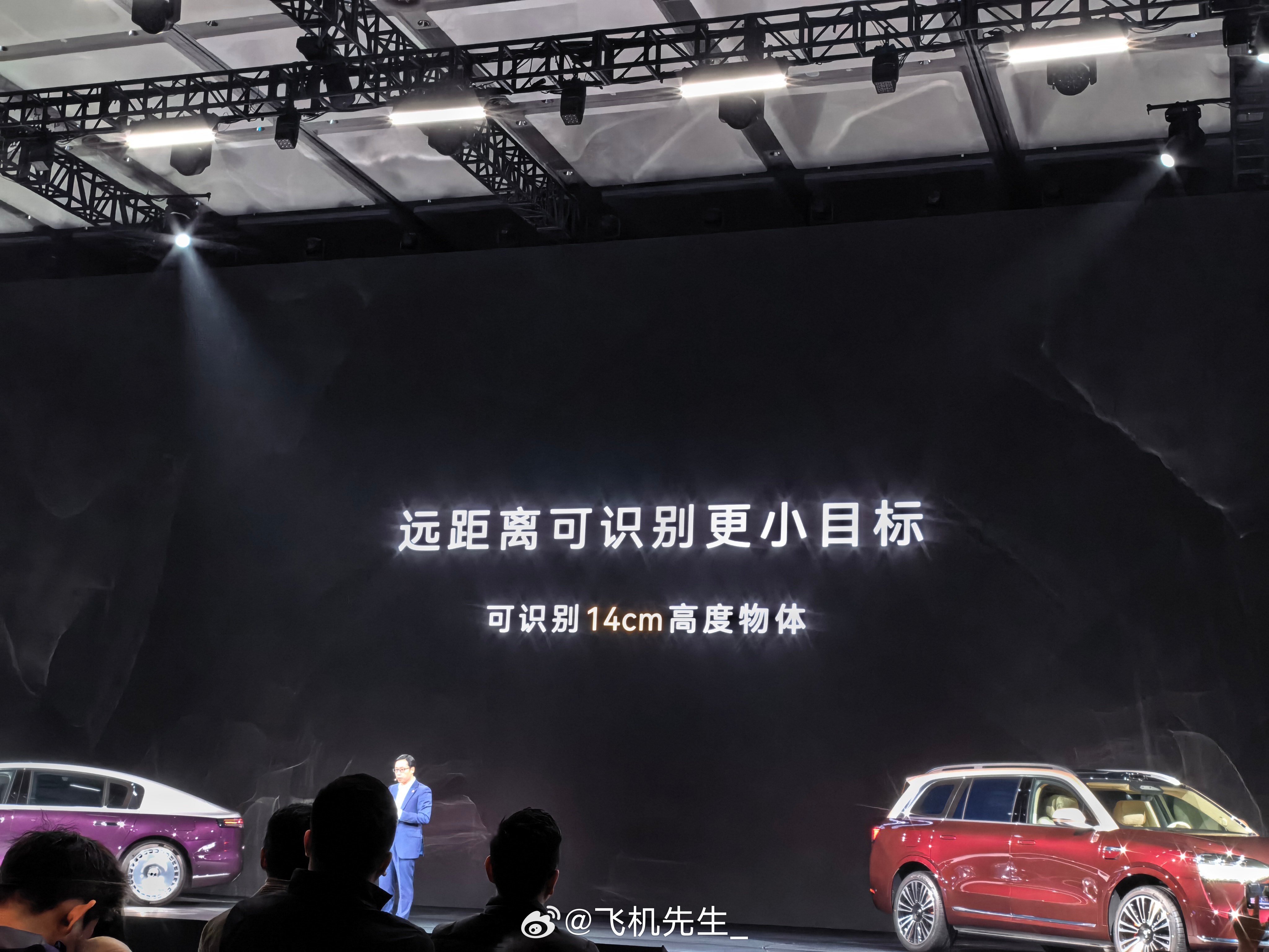 和大家拆解下华为这颗 896 线激光雷达。我们现在车上前档摄像头一般是双目，一个