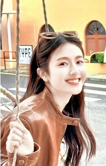 李兰迪真的是太低调的一位实力演员了，刚出道的时候因为有点胖上镜不好看被众人吐槽，