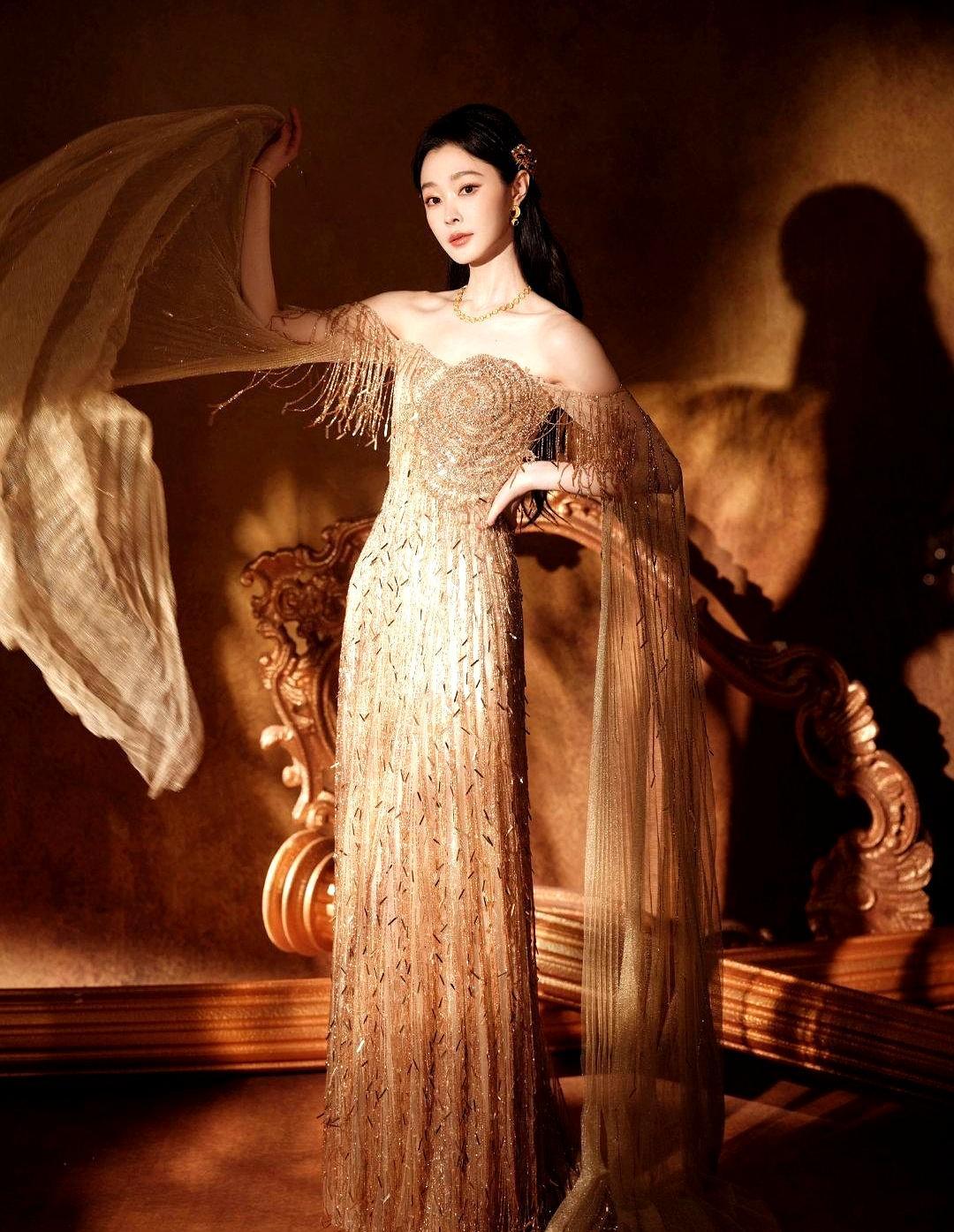 合肥商场被挤爆，就为看宋轶一眼。
 
人墙里三层外三层，手机举过头顶。宋轶一露面