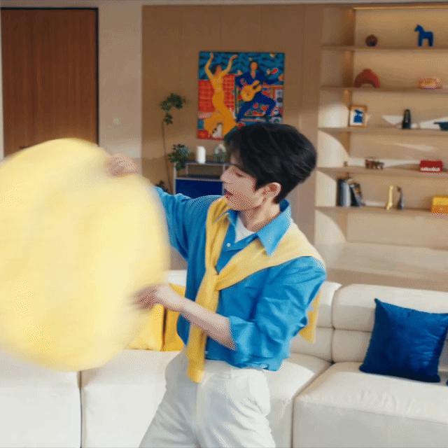 张凌赫演我吃薯片 张凌赫吃的同款薯片我也想拥有！！牛牛有种很神奇的特质，笑起来清