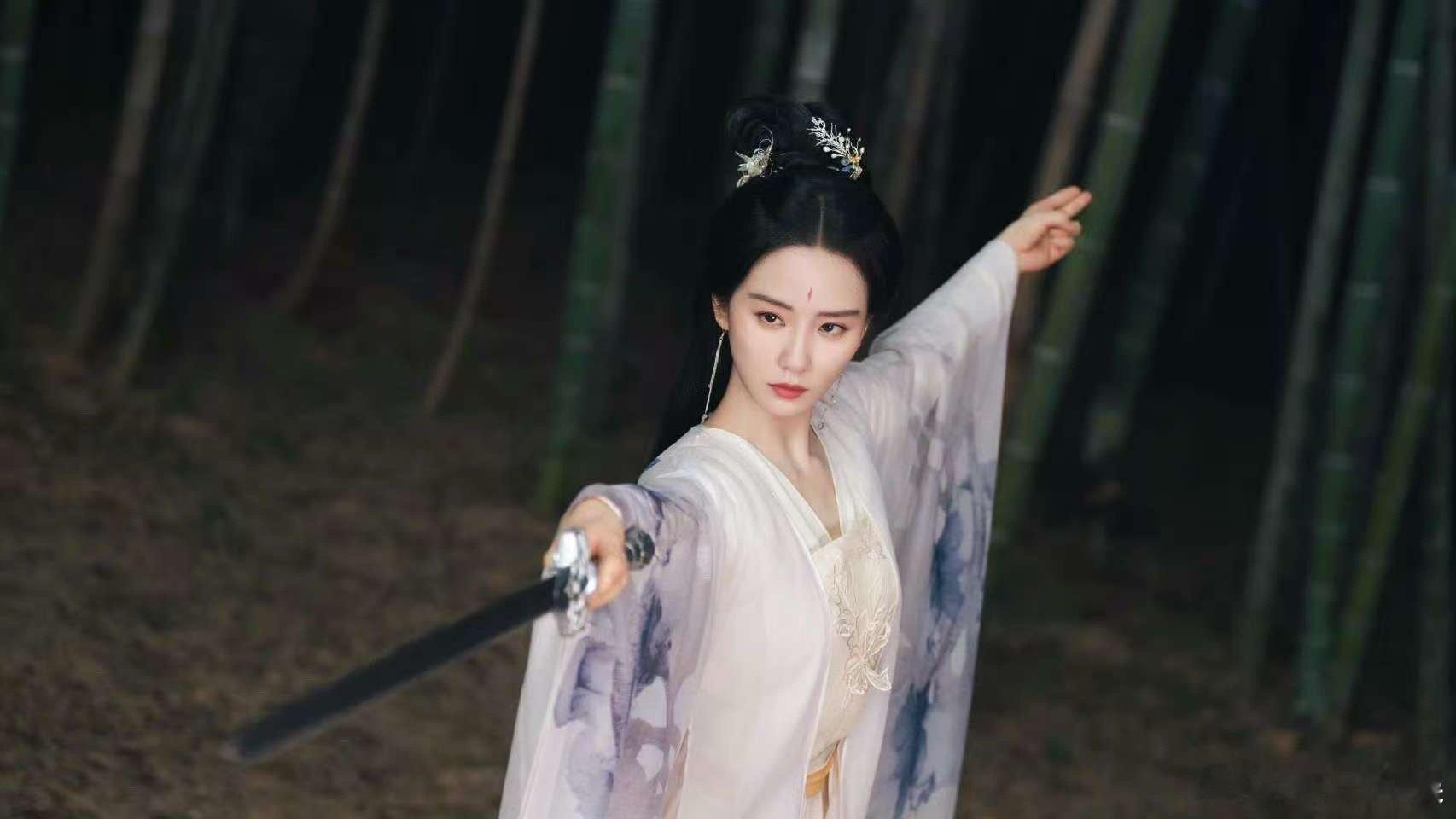 刘诗诗白衣翩跹竹林舞剑刘诗诗剑指心中不平事刘诗诗白衣翩跹竹林舞剑，剑指心中不平事