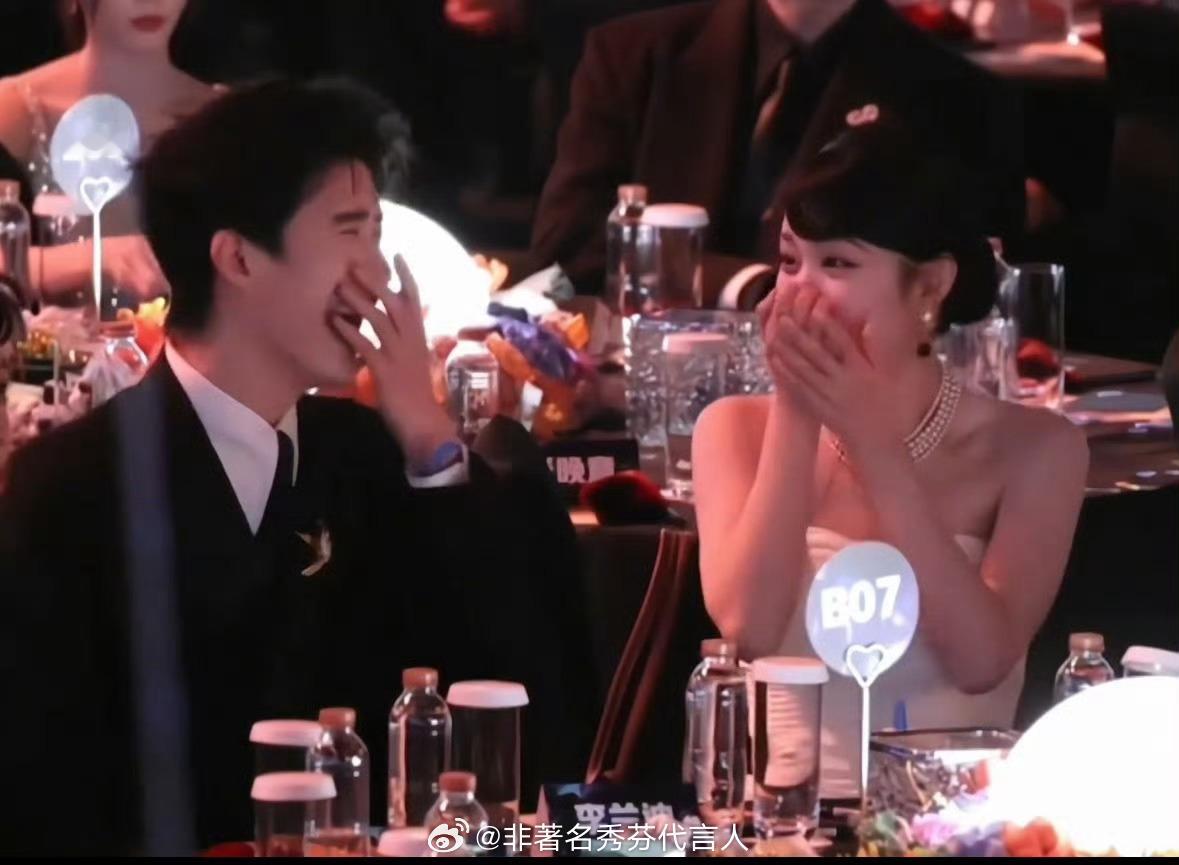 敖瑞鹏借王楚然的眼药水你俩聊啥了开心成这样