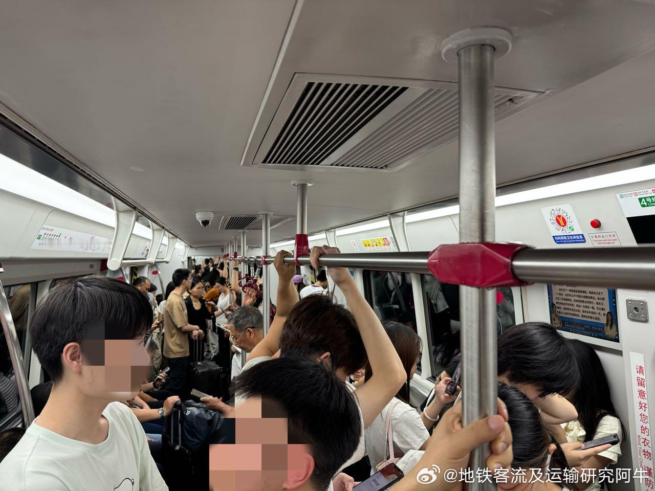 广州地铁 网友：2026年4月22日（周三）广州地铁晚高峰前客流画面投稿。图1为