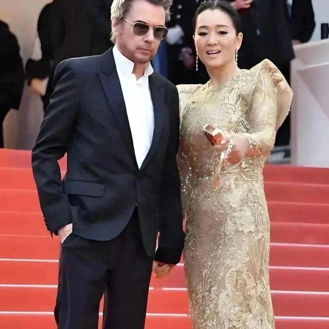 2018年，70岁的米歇尔拿着5个亿向52岁的巩俐求婚。巩俐却说：“我差的不是钱