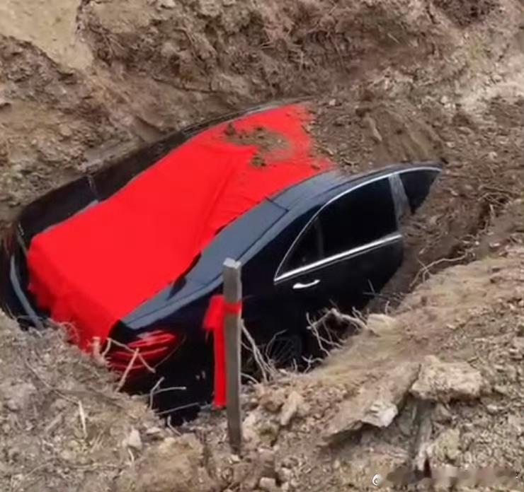 LH手机科技爱好者 看到这个新闻让我感到很无语，我是在微信群看到的，把一辆奔驰车