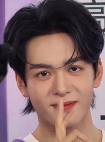 4月13日，曾舜晞现身杭州参加品牌见面会，现场人气火爆。
活动还未开始，就有大量