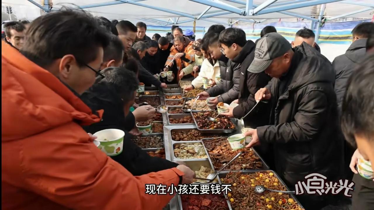 十块钱一份的盒饭能吃饱确实非常便宜了，况且还有40个菜让人选。当然不是说这40个