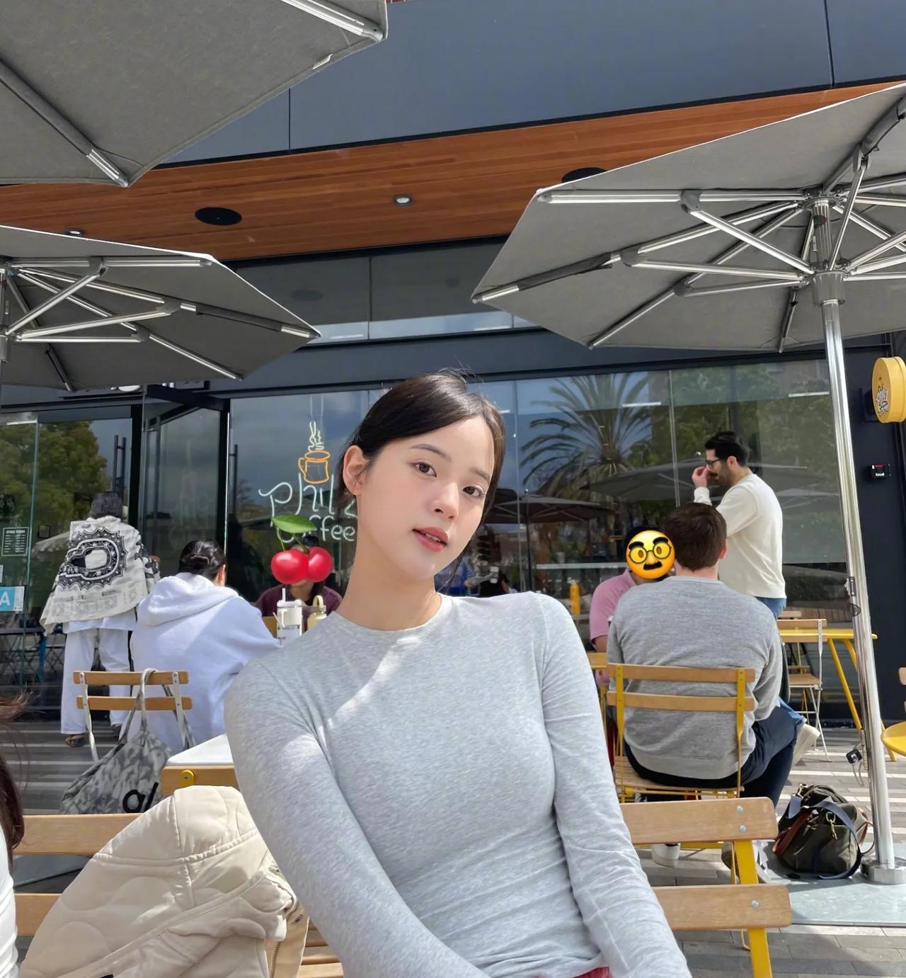 这是欧阳娜娜的素颜照片么，和精修图果然差距有点大啊，脸上不化妆的时候，五官少了许