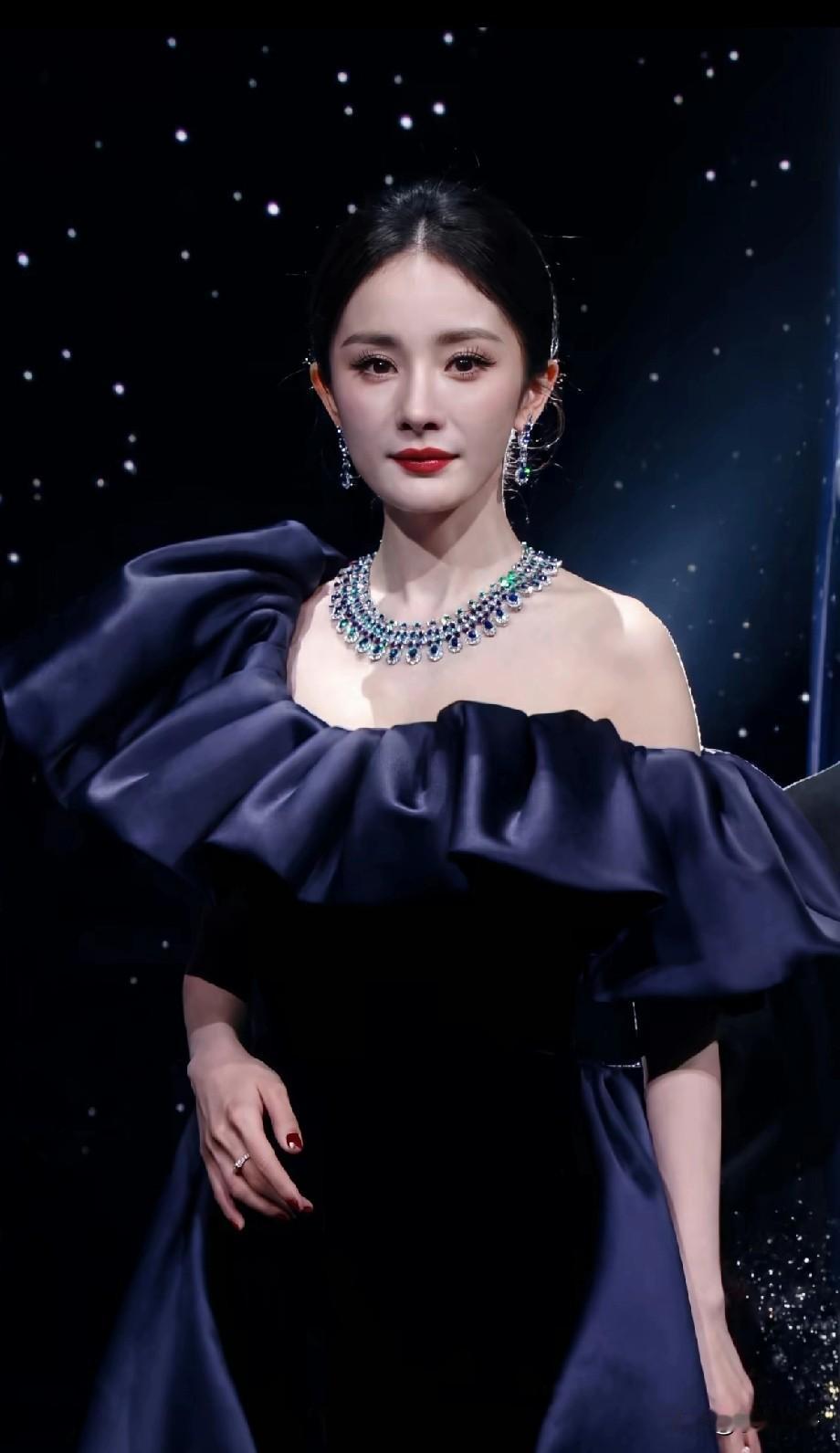 杨幂！我说真的太美了这状态，怪不得是顶流能长红这么久。

    如今的杨幂已经