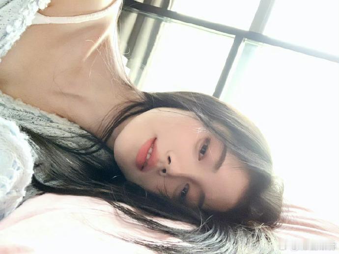 鞠婧祎侧躺睡颜  鞠婧祎的紫色韵味  被鞠婧祎的紫色韵味美到失语 