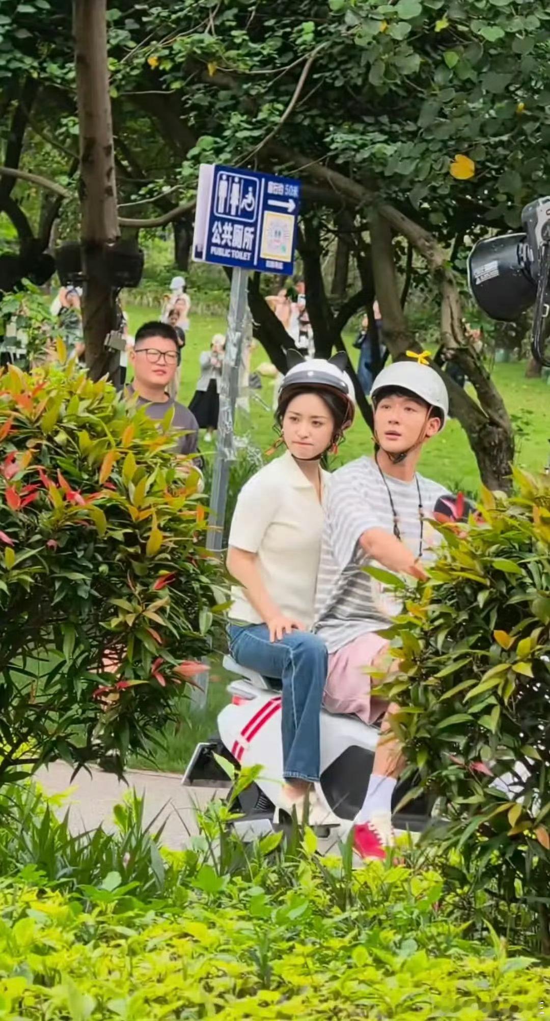 王鹤棣将门独后原声路透广场上的墩子粉又来虐恋大帅哥了，这资质能进娱乐圈感谢背后的