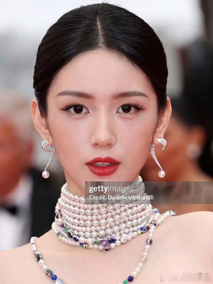 周也戛纳淡紫色纱裙二登戛纳，我们也子依旧用美貌大杀四方，白昼漫过石墙，佳人自带柔