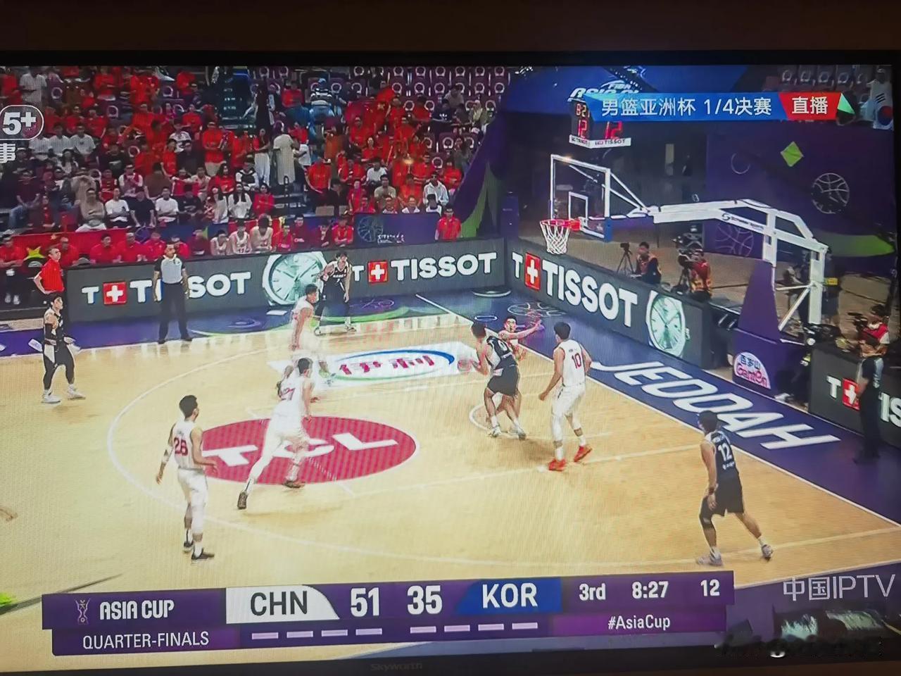 这一幕让中国球迷兴奋了！
       中国男篮对阵韩国男篮，下半场刚开始就打出