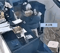 上班时间打情骂俏，难道你不知道有监控吗？马上叫你下课！