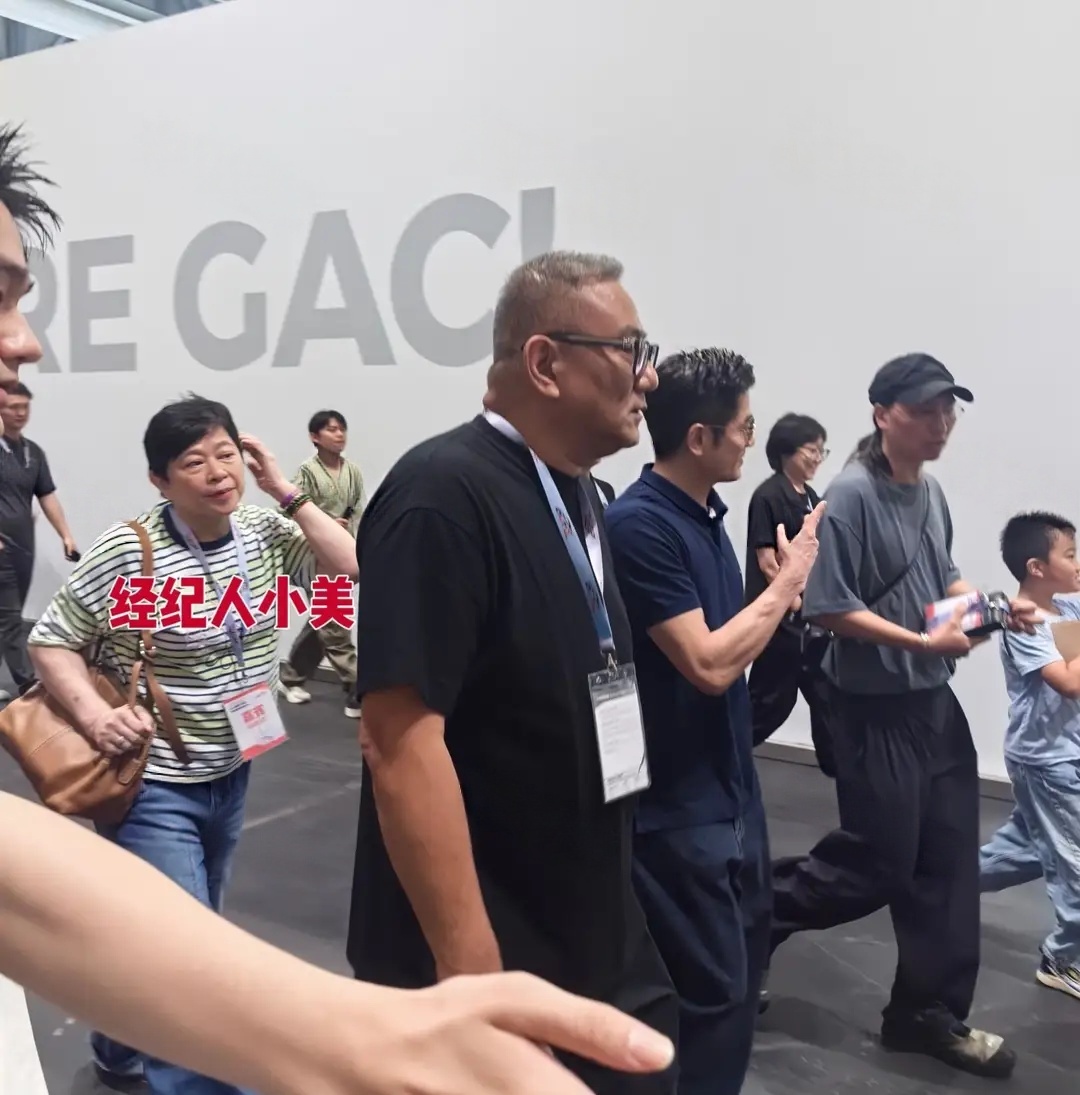 老婆方媛在内地录综艺，郭富城却带着经纪人小美一起逛香港车展！ 