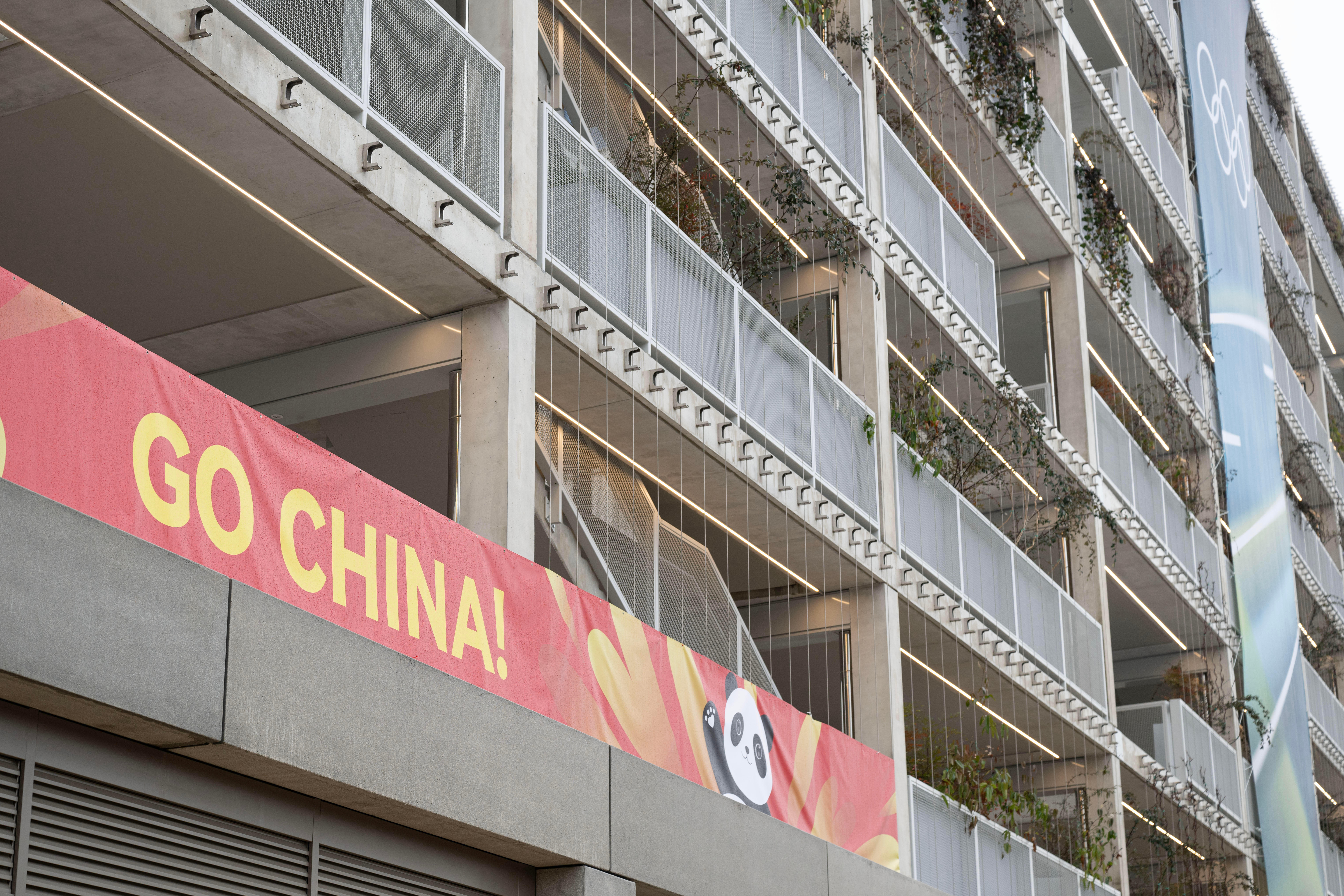 走进米兰冬奥会 的冬奥村中，感受中国元素。已经抵达的运动员，开始了适应，期待他们